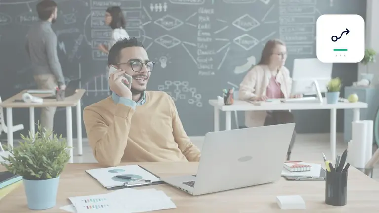 Profesional en una oficina moderna con portátil y teléfono con diagrama de proceso estructurado – imagen editorial para «Cuentas por cobrar pendientes reducción: un plan de acción de 30 días para pymes».