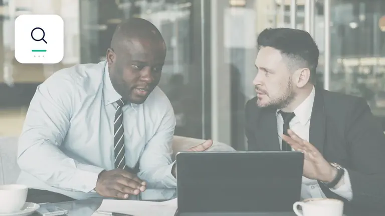 Dos profesionales revisando conjuntamente un asunto empresarial con símbolo de revisión de pruebas y objeciones – imagen editorial para «Cuentas por cobrar pendientes en servicios impugnados: cómo revisar pruebas y…