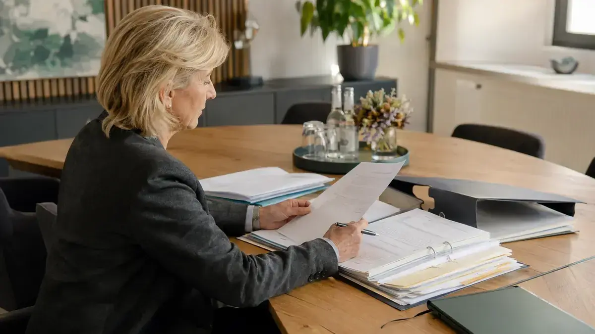 Organised invoices and business records with organised digital receivables folder – editorial image for “Outstanding receivables documented with reliable evidence: the document checklist”.