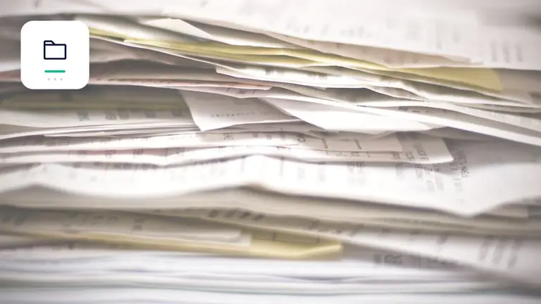 Facturas y documentos empresariales ordenados con carpeta digital ordenada de cobros – imagen editorial para «Cuentas por cobrar pendientes documentadas con prueba fiable: la lista de documentos».