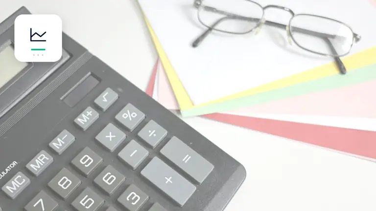 Calculadora, justificantes y documentos financieros con gráfico claro de indicadores – imagen editorial para «Cuentas por cobrar pendientes en el informe de aging: estructura, indicadores e interpretación».