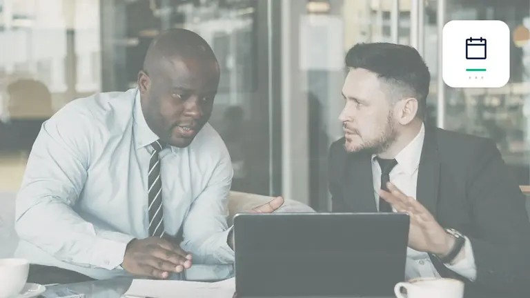 Dos profesionales revisando conjuntamente un asunto empresarial con calendario y marca de plazo – imagen editorial para «Cuentas por cobrar pendientes con plan de pagos: cómo comprobar capacidad de pago y evitar…