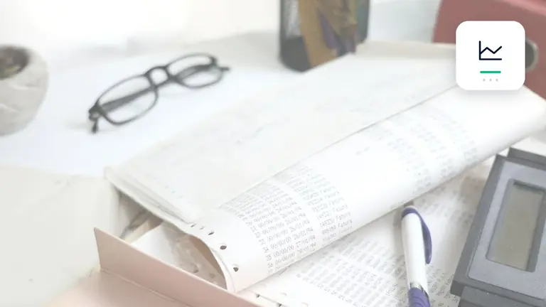Listados contables, justificantes y herramientas de cálculo sobre una mesa con gráfico claro de indicadores – imagen editorial para «Cuentas por cobrar pendientes priorizadas por antigüedad: cómo usar correctamente 30…