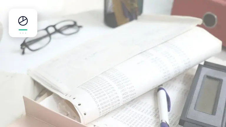 Listados contables, justificantes y herramientas de cálculo sobre una mesa con símbolo de imputación de pagos – imagen editorial para «Cuentas por cobrar pendientes nach teilzahlung: cómo mantener trazable el crédito…