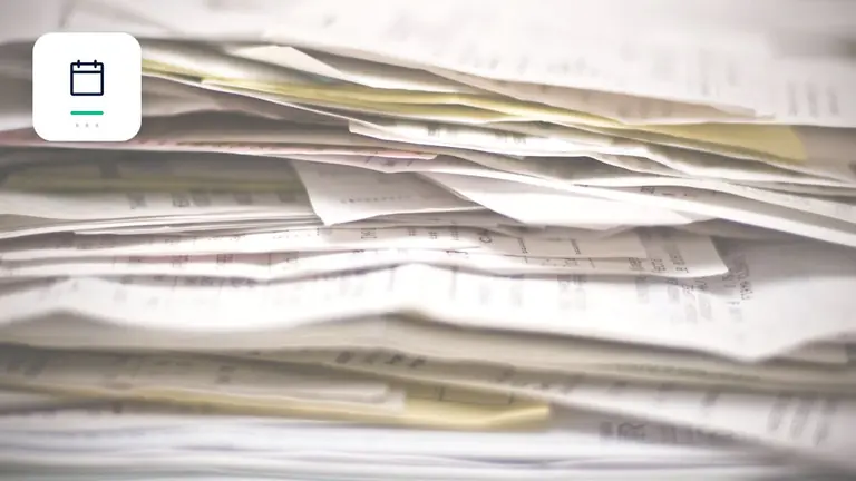 Facturas y documentos empresariales ordenados con calendario y marca de plazo – imagen editorial para «Cuentas por cobrar pendientes pese al recordatorio: cuándo tiene sentido escalar».