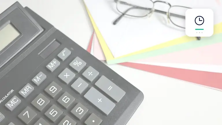 Calculadora, justificantes y documentos financieros con reloj y documentos de cobro – imagen editorial para «Cuentas por cobrar pendientes y el nuevo tipo básico de interés: intereses de demora desde julio de 2026».