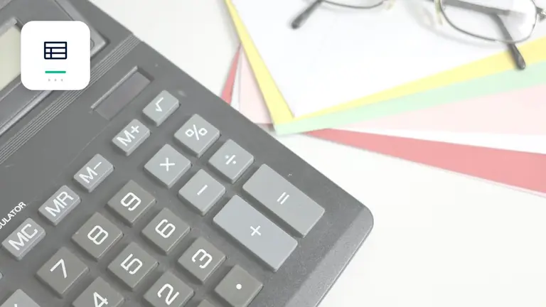 Calculadora, justificantes y documentos financieros con tabla estructurada de partidas abiertas – imagen editorial para «Cuentas por cobrar pendientes en el cierre anual: cómo confirmar, valorar y documentar saldos».