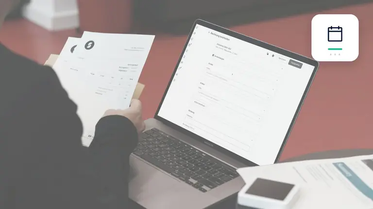 Abgleich einer Rechnung mit digitalen Buchungsdaten mit Kalender und Fristmarkierung – Symbolbild zum Beitrag „Forderungsmanagement durch klare Zahlungsbedingungen verbessern“.