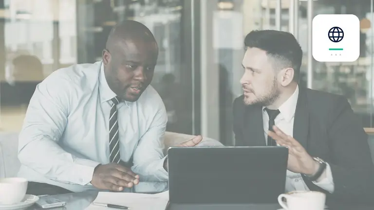 zwei Fachleute bei der gemeinsamen Prüfung eines Geschäftsvorgangs mit Globus für grenzüberschreitende Fälle – Symbolbild zum Beitrag „Forderungsmanagement international: Währungen, Sprachen und Rechtsräume…