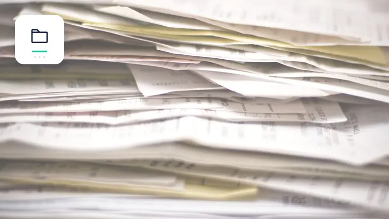 sortierte Rechnungen und Geschäftsunterlagen mit geordnetem digitalen Forderungsordner – Symbolbild zum Beitrag „Forderungsmanagement mit abgestuftem Mahnwesen: Zeitpunkt, Kanal und Ton“.