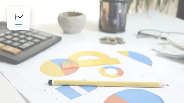 Finanzkennzahlen, Diagramme und ein Taschenrechner mit klarer Kennzahlen-Grafik – Symbolbild zum Beitrag „Forderungsmanagement mit Aging-Analyse: Rückstände früh sichtbar machen“.