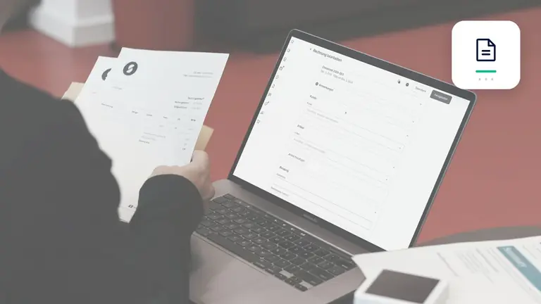 Abgleich einer Rechnung mit digitalen Buchungsdaten mit digitalem Rechnungsdokument – Symbolbild zum Beitrag „Forderungsmanagement mit E-Rechnung: Strukturierte Daten konsequent nutzen“.