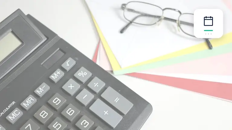 Taschenrechner, Belege und Finanzunterlagen mit Kalender und Fristmarkierung – Symbolbild zum Beitrag „Forderungsmanagement und Bonitätsprüfung: Kreditlimits risikobasiert setzen“.