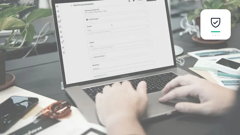 digitale Rechnungserfassung an einem Laptop mit Datenschutzschild – Symbolbild zum Beitrag „Forderungsmanagement und Datenschutz: Rollen, Zugriffe und Löschkonzepte“.