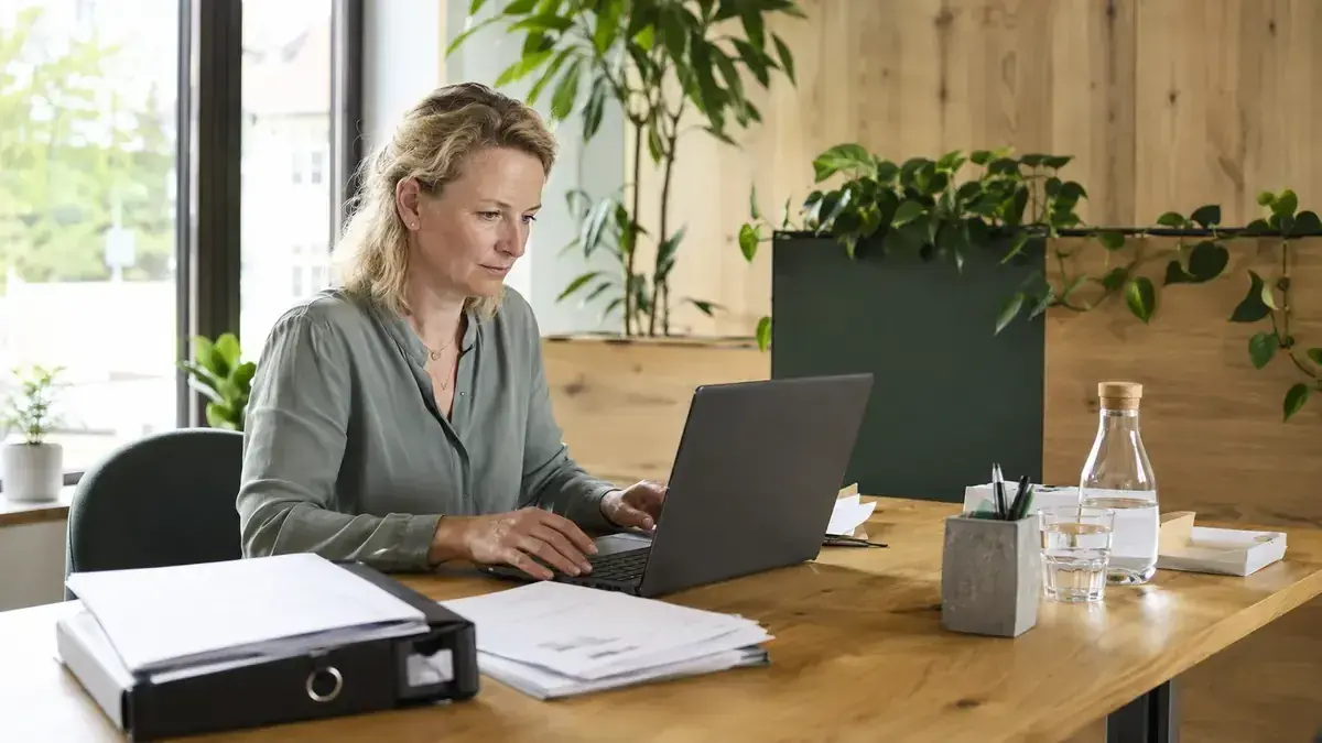 digitale Rechnungserfassung an einem Laptop mit sicherem digitalen Upload – Symbolbild zum Beitrag „Forderungsmanagement und Inkasso verbinden: Reibungslose Übergaben gestalten“.