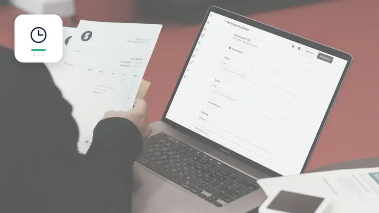 Abgleich einer Rechnung mit digitalen Buchungsdaten mit Uhr und Forderungsunterlagen – Symbolbild zum Beitrag „Forderungsmanagement und neuer Basiszinssatz: Systeme zum 1. Juli 2026 anpassen“.