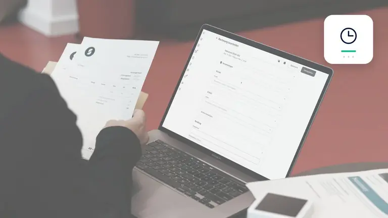 Conciliación de una factura con datos contables digitales con reloj y documentos de cobro – imagen editorial para «Cobro de deudas 2026: qué significa el nuevo tipo básico de interés del 1,52% para los intereses de…
