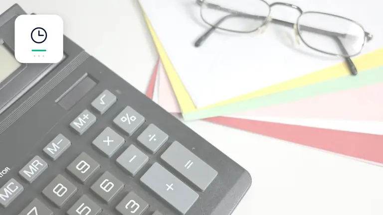 Calculadora, justificantes y documentos financieros con reloj y documentos de cobro – imagen editorial para «Plazos del cobro de deudas: desde vencimiento y mora hasta prescripción».