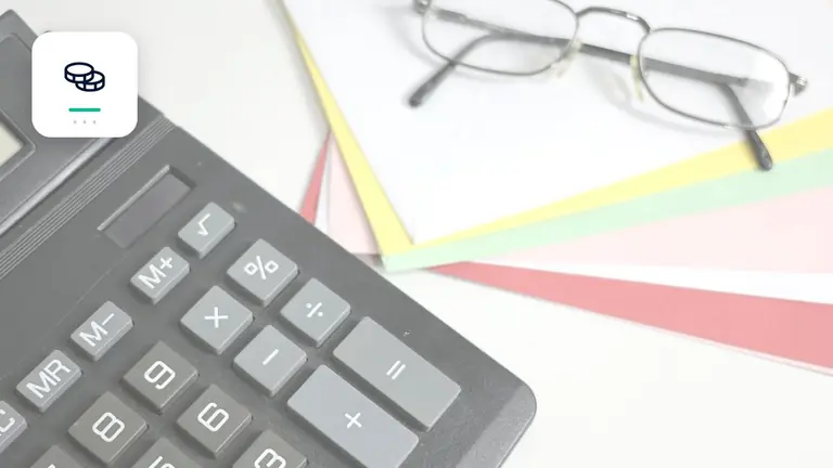 Calculator, receipts and financial records with ordered coin symbols – editorial image for “Business debt collection with many small amounts: bundle them instead of leaving them open”.