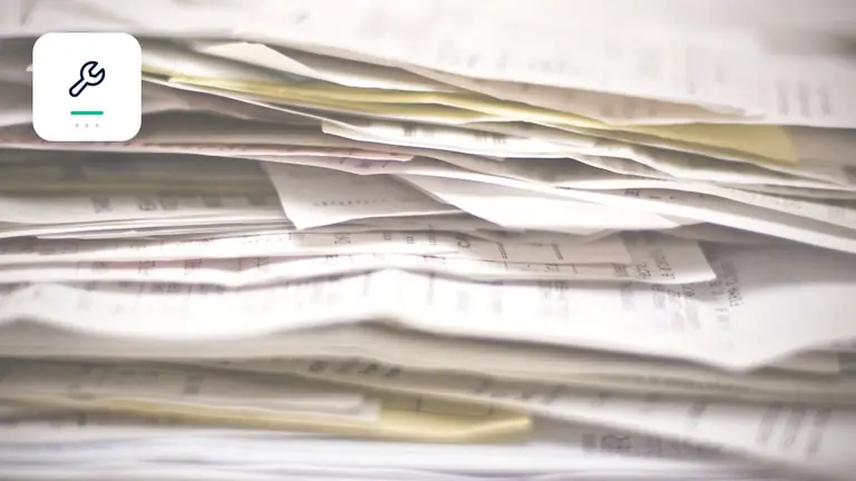Organised invoices and business records with tools and documentation symbol – editorial image for “Business debt collection in skilled trades: from contract price to the final reminder”.
