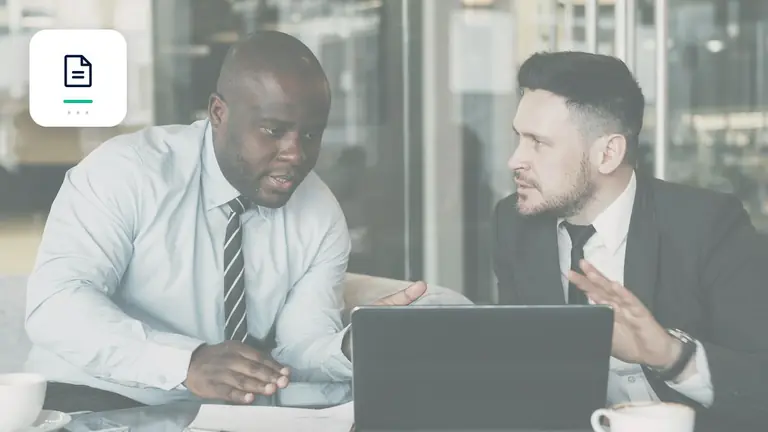 Two professionals jointly reviewing a business case with digital invoice document – editorial image for “Business debt collection in agencies and IT services: leistungsnachweise sichern”.