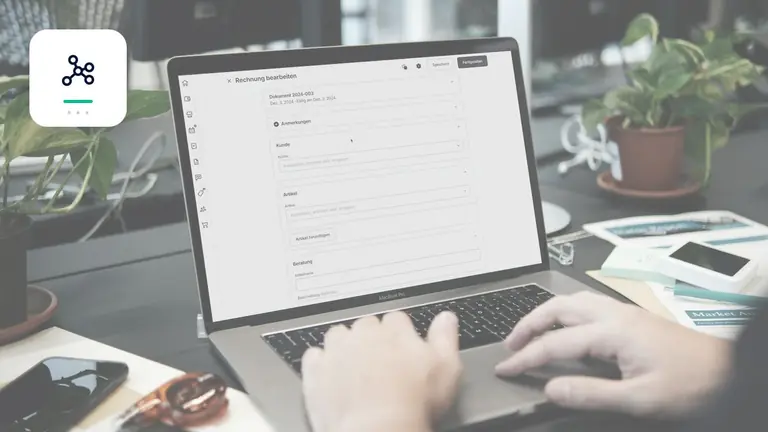 Digital invoice processing on a laptop with digital process network – editorial image for “Business debt collection via interface or Excel: which handover method fits?”.