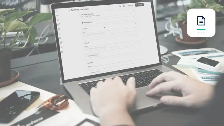 Digital invoice processing on a laptop with digital invoice document – editorial image for “Business debt collection and e-invoicing: data quality as a success factor”.