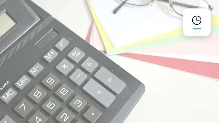 Calculator, receipts and financial records with clock and receivables documents – editorial image for “Business debt collection: how to calculate default interest correctly from July 2026”.