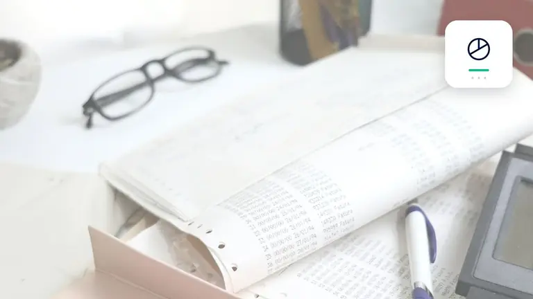 Listados contables, justificantes y herramientas de cálculo sobre una mesa con símbolo de imputación de pagos – imagen editorial para «Cobro de deudas después de un pago parcial: cómo tratar correctamente crédito…