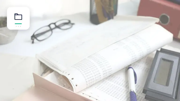 Listados contables, justificantes y herramientas de cálculo sobre una mesa con carpeta digital ordenada de cobros – imagen editorial para «Cobro de deudas-documentos: la lista completa para un traspaso rápido».