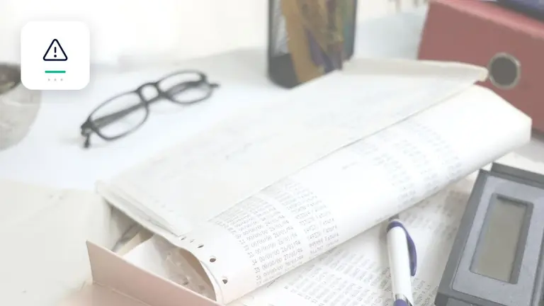 Listados contables, justificantes y herramientas de cálculo sobre una mesa con símbolo de alerta y documentos empresariales – imagen editorial para «Partidas abiertas 2026: qué significan las insolvencias crecientes…