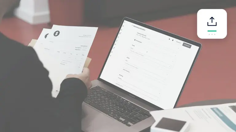Conciliación de una factura con datos contables digitales con carga digital segura – imagen editorial para «Partidas abiertas entregadas al cobro de deudas: qué campos deben estar completos».