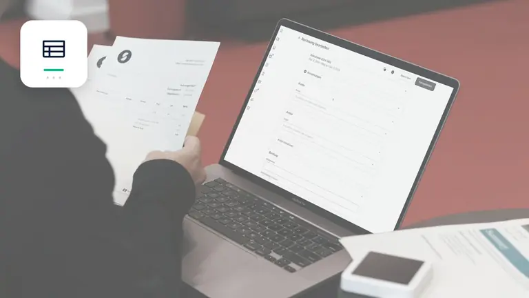Conciliación de una factura con datos contables digitales con tabla estructurada de partidas abiertas – imagen editorial para «Partidas abiertas en el cierre anual: saldos, deterioro de valor y pruebas».