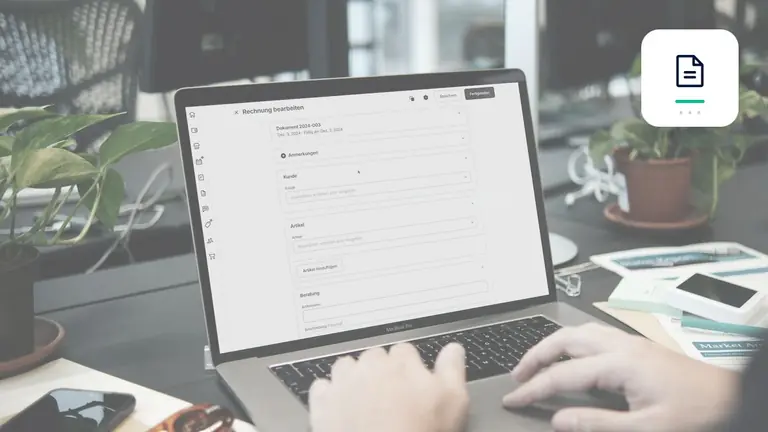 Gestión digital de facturas en un portátil con documento de factura digital – imagen editorial para «Partidas abiertas registradas por duplicado: cómo encontrar causas y depurar datos».
