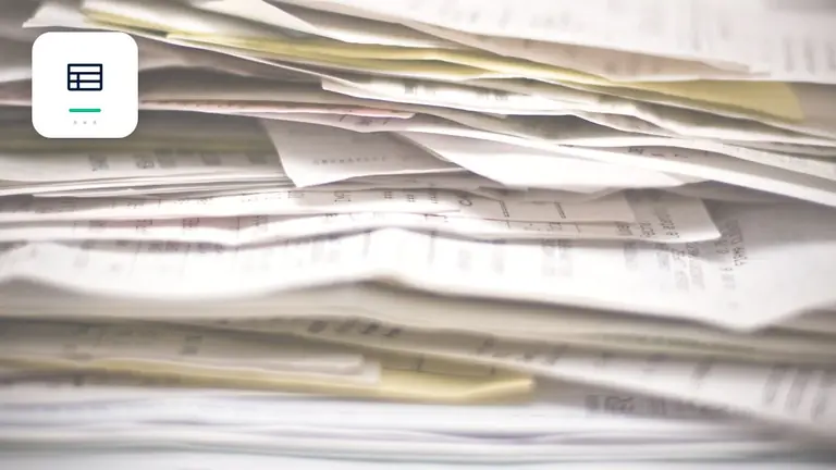 Facturas y documentos empresariales ordenados con tabla estructurada de partidas abiertas – imagen editorial para «Partidas abiertas en software contable: requisitos de flujo de trabajo y exportación».