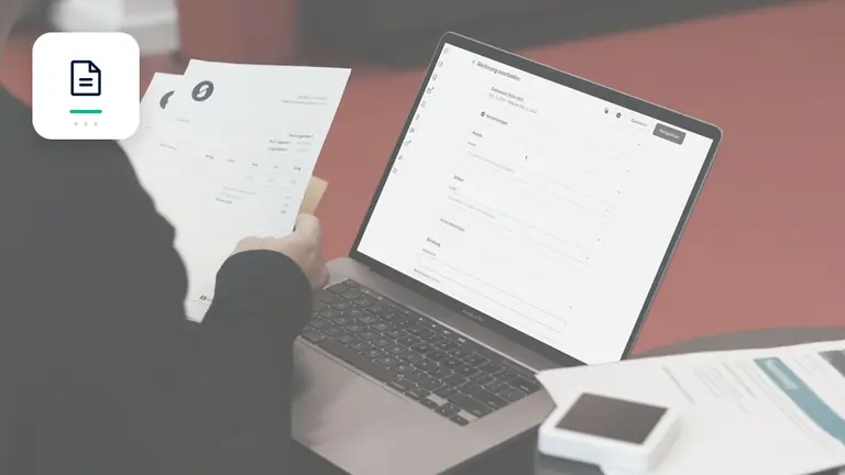Conciliación de una factura con datos contables digitales con documento de factura digital – imagen editorial para «Partidas abiertas en la factura electrónica: calidad de datos y asignación automática».