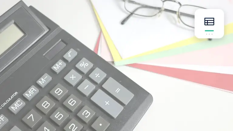 Calculadora, justificantes y documentos financieros con tabla estructurada de partidas abiertas – imagen editorial para «Partidas abiertas gestionadas en Excel: una estructura sólida para pequeñas empresas».