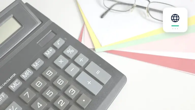 Calculadora, justificantes y documentos financieros con globo para casos transfronterizos – imagen editorial para «Partidas abiertas en monedas extranjeras: cómo gestionar tipos de cambio y diferencias».