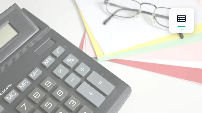 Calculadora, justificantes y documentos financieros con tabla estructurada de partidas abiertas – imagen editorial para «Partidas abiertas conciliadas con movimientos bancarios: cómo evitar créditos aparentes».