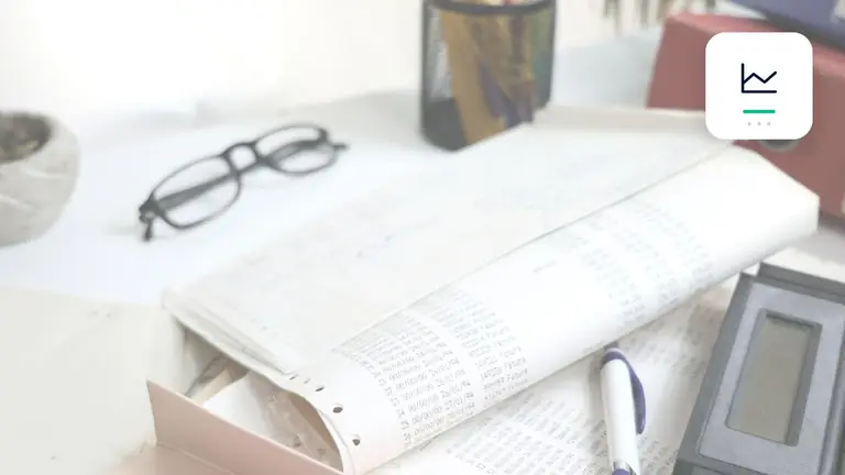 Listados contables, justificantes y herramientas de cálculo sobre una mesa con gráfico claro de indicadores – imagen editorial para «Partidas abiertas estructuradas por antigüedad: cómo definir tramos de antigüedad…