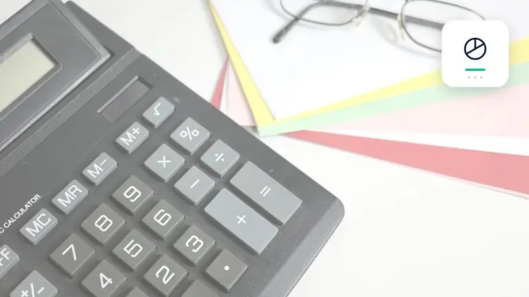 Calculadora, justificantes y documentos financieros con símbolo de imputación de pagos – imagen editorial para «Partidas abiertas tras pagos parciales: cómo actualizar automáticamente importes restantes».