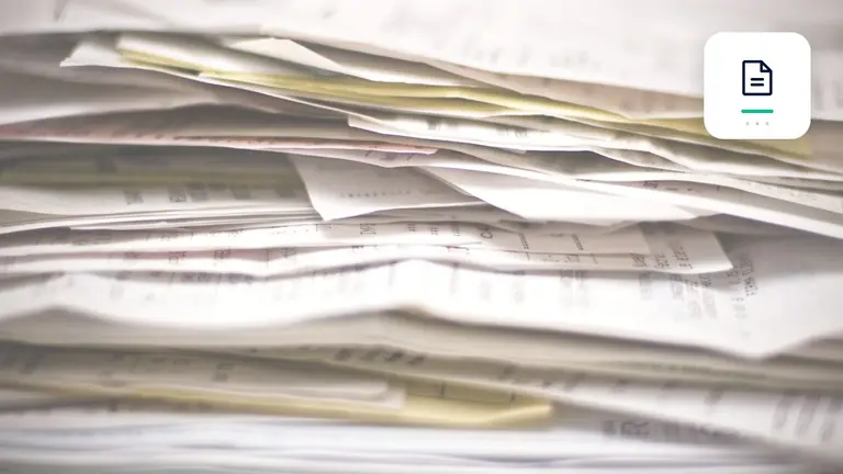 Facturas y documentos empresariales ordenados con documento de factura digital – imagen editorial para «Partidas abiertas pese a la entrada de pago: cómo asignar correctamente pagos no identificados».