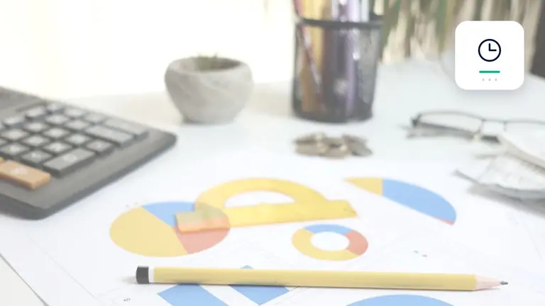 Indicadores financieros, gráficos y una calculadora con reloj y documentos de cobro – imagen editorial para «Partidas abiertas y el tipo básico de interés del 1,52%: cómo actualizar correctamente los intereses de…