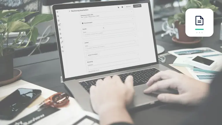 Gestión digital de facturas en un portátil con documento de factura digital – imagen editorial para «Partidas abiertas y notas de crédito: cómo documentar compensaciones con transparencia».