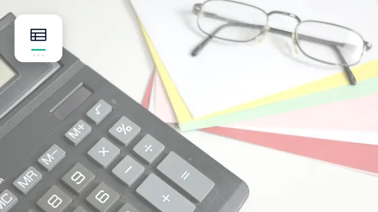 Calculadora, justificantes y documentos financieros con tabla estructurada de partidas abiertas – imagen editorial para «Partidas abiertas y calidad de datos maestros: por qué direcciones y contactos son decisivos».