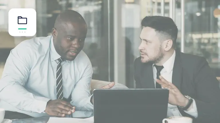 Dos profesionales revisando conjuntamente un asunto empresarial con carpeta digital ordenada de cobros – imagen editorial para «Factura no pagada: cuándo merece la pena una empresa de cobro de deudas?».