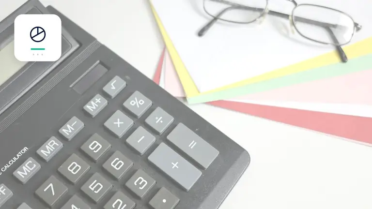 Calculadora, justificantes y documentos financieros con símbolo de imputación de pagos – imagen editorial para «Factura no pagada, pero llega un pago parcial: cómo reclamar correctamente el importe restante».