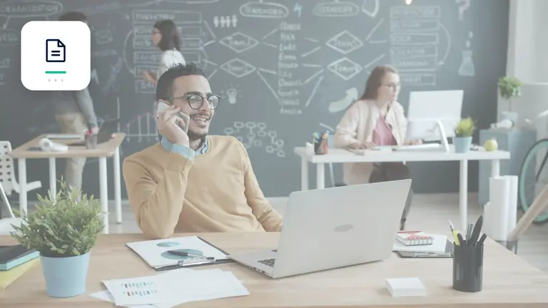 Profesional en una oficina moderna con portátil y teléfono con documento de factura digital – imagen editorial para «Factura no pagada en trabajos de agencia o freelance: cómo usar pruebas de prestación».