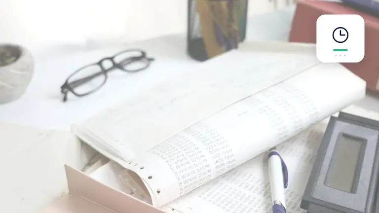 Listados contables, justificantes y herramientas de cálculo sobre una mesa con reloj y documentos de cobro – imagen editorial para «Factura no pagada poco antes de fin de año: cómo detener la prescripción a tiempo».