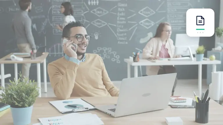 Profesional en una oficina moderna con portátil y teléfono con documento de factura digital – imagen editorial para «Factura no pagada nach einer e-rechnung: cómo comprobar formato, recepción y vencimiento».